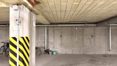 2 pokoje z miejscem postojowym w garażowcu.