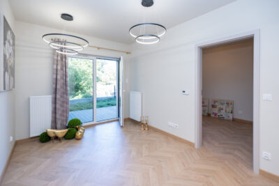 2 pokojowy apartament ogródkiem i parkingiem.