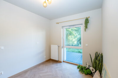 2 pokojowy apartament ogródkiem i parkingiem.