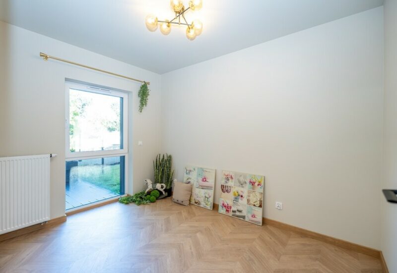 2 pokojowy apartament ogródkiem i parkingiem.