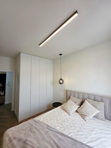 Apartament z balkonem z widokiem na rzekę.