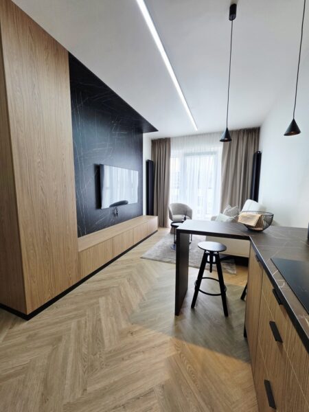 Apartament z balkonem z widokiem na rzekę.