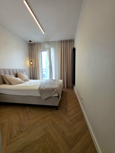 Apartament z balkonem z widokiem na rzekę.