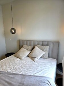 Apartament z balkonem z widokiem na rzekę.