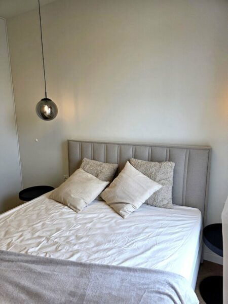 Apartament z balkonem z widokiem na rzekę.