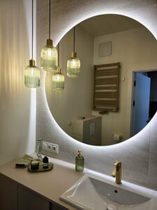 Apartament z balkonem z widokiem na rzekę.