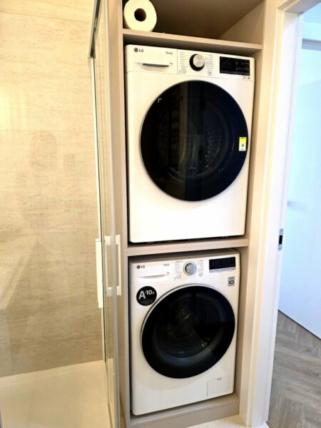 Apartament z balkonem z widokiem na rzekę.