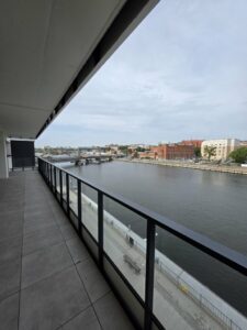 Apartament z balkonem z widokiem na rzekę.