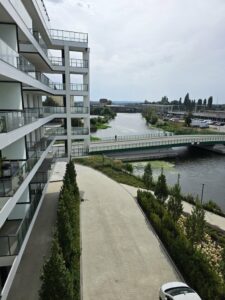 Apartament z balkonem z widokiem na rzekę.