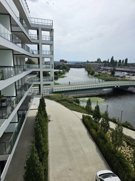 Apartament z balkonem z widokiem na rzekę.