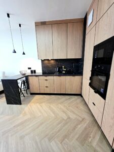 Apartament z balkonem z widokiem na rzekę.