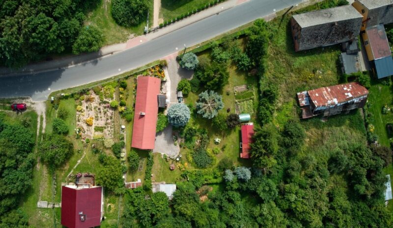 Dom z potencjałem na pięknej dużej działce