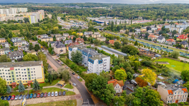 Rozkładowe 4 pokoje z oddzielna kuchnią, balkon.