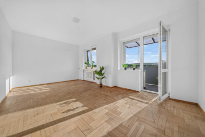 Rozkładowe 4 pokoje z oddzielna kuchnią, balkon.