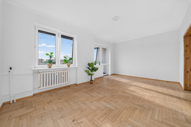 Rozkładowe 4 pokoje z oddzielna kuchnią, balkon.
