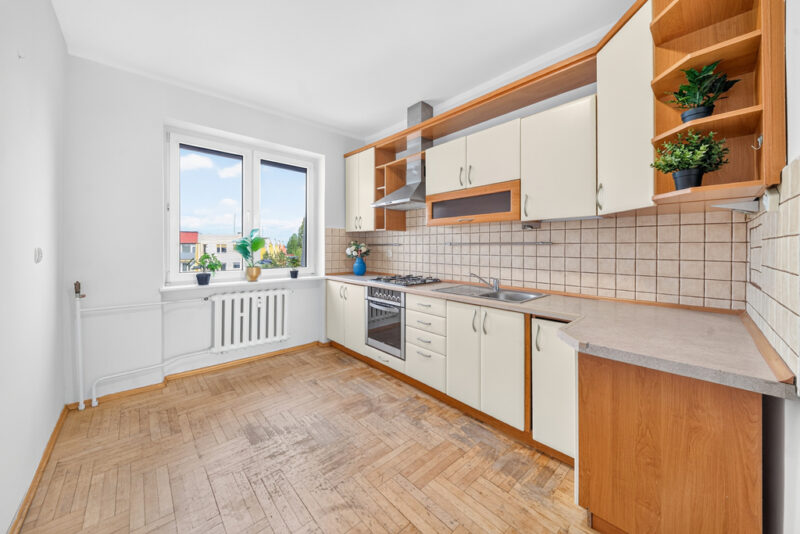 Rozkładowe 4 pokoje z oddzielna kuchnią, balkon.