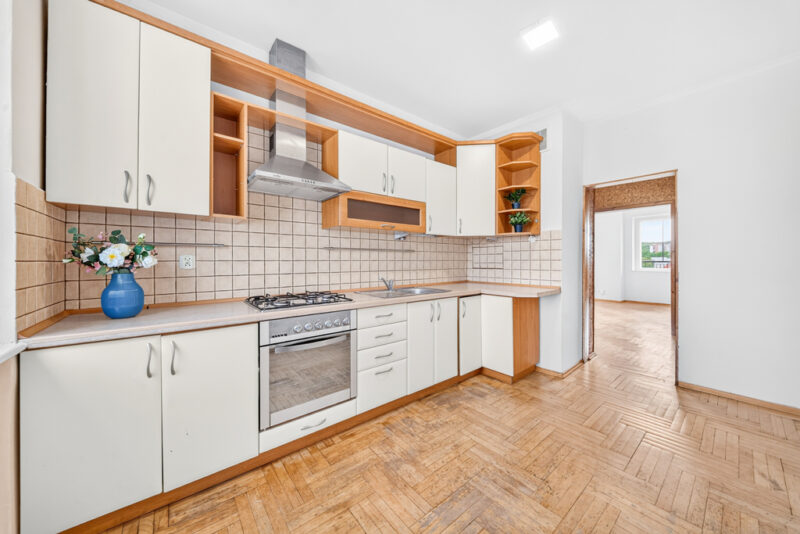 Rozkładowe 4 pokoje z oddzielna kuchnią, balkon.