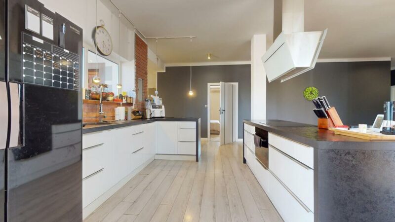 Dom 250 m² z garażem i działką inwestycyjną 2,36 h