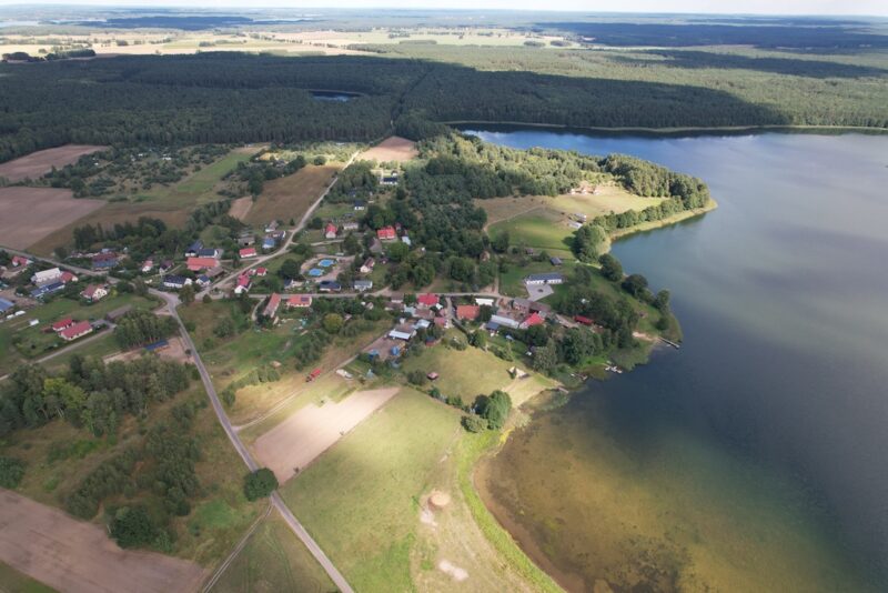 Działka z domem i bezpośrednim dostępem do jeziora – ponad 6000 m²,