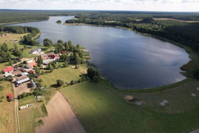 Działka z domem i bezpośrednim dostępem do jeziora – ponad 6000 m²,