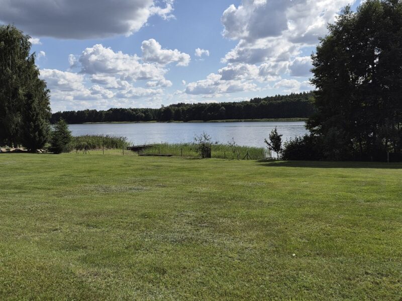 Działka z domem i bezpośrednim dostępem do jeziora – ponad 6000 m²,