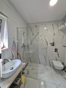 Działka z domem i bezpośrednim dostępem do jeziora – ponad 6000 m²,