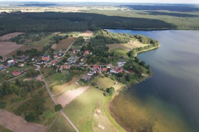 Dom na dużej działce z bezpośrednim dostępem do jeziora – ponad 6000 m