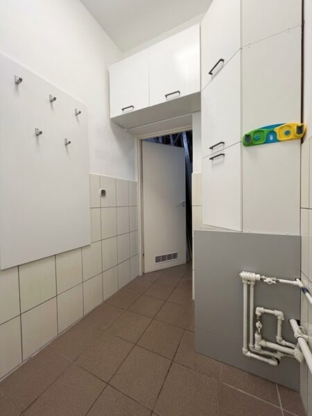Na wynajem ,lokal biurowo-handlowy 352,9 m² – Police