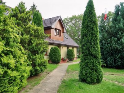 Dom z cegły plus 2 domki, 4700 m² działka, 8 km od Bałtyku