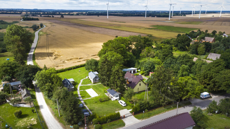 Dom z cegły plus 2 domki, 4700 m² działka, 8 km od Bałtyku