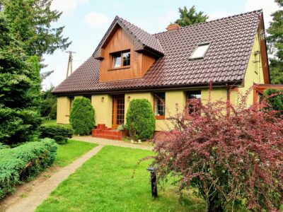 Dom z cegły plus 2 domki, 4700 m² działka, 8 km od Bałtyku