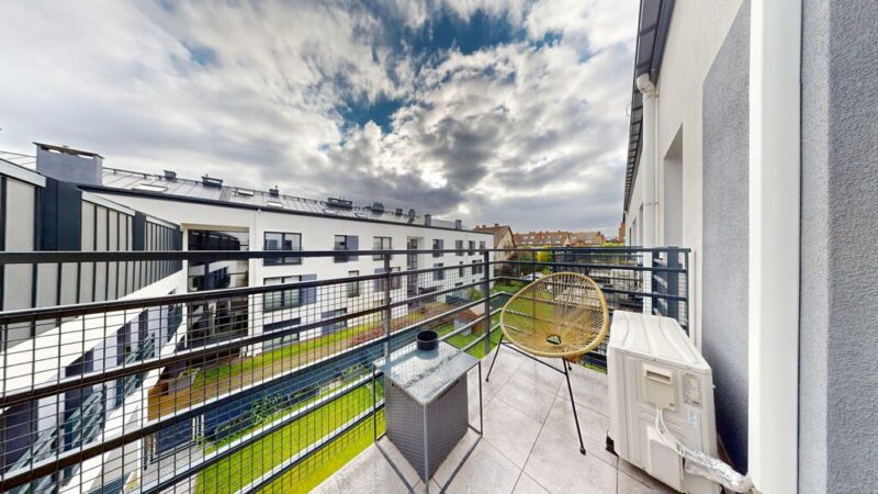 Jasne wnętrze, balkon i miejsce w garażu