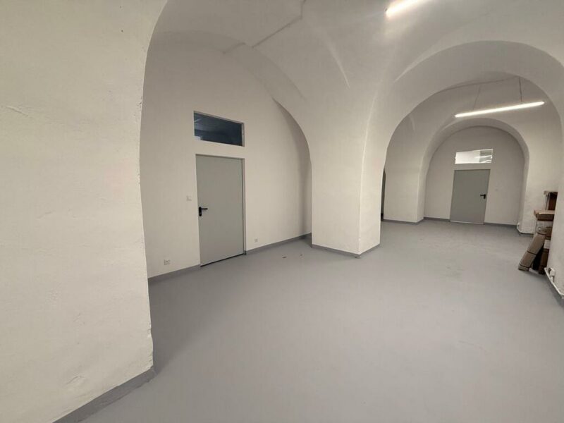 magazyn/hala blisko centrum Szczecina - przystanek autobusowy