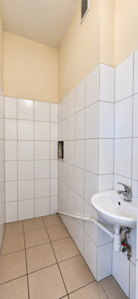 Lokal na parterze przy szpitalu